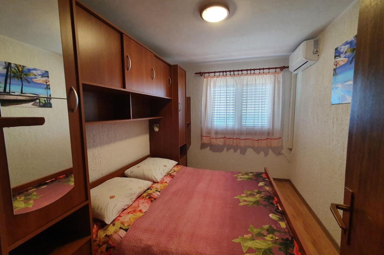Apartment Mirella For 6 Persons Located In Central Istria Gradinje Exterior foto