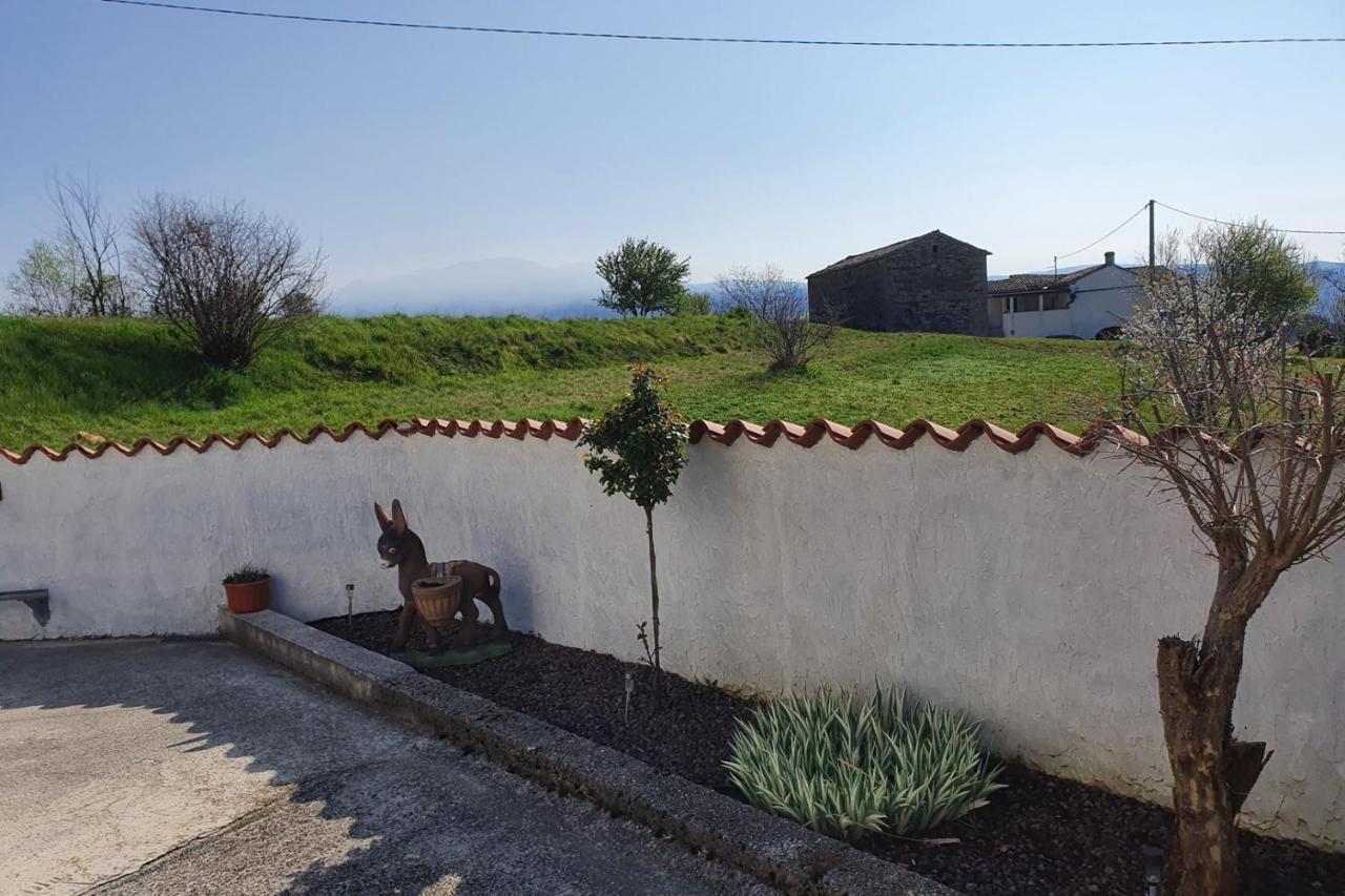 Apartment Mirella For 6 Persons Located In Central Istria Gradinje Exterior foto